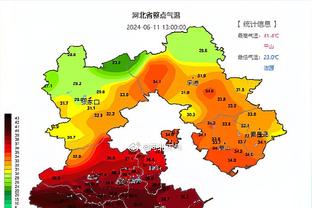 表情严肃！詹姆斯身着绿色长袖衬衣观战